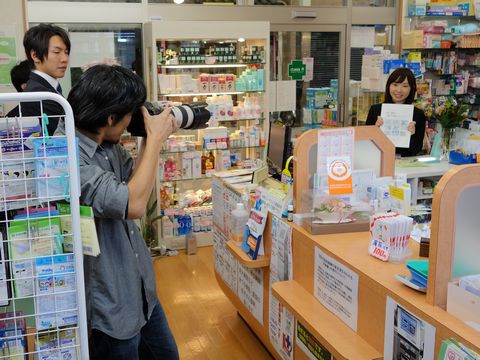 京都市職員採用案内の薬剤師写真撮影
